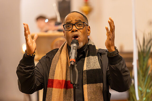 Gospel-Sänger Kirk Smith rührt die Menschen im Herzen an. Foto: Hartmut Salzmann