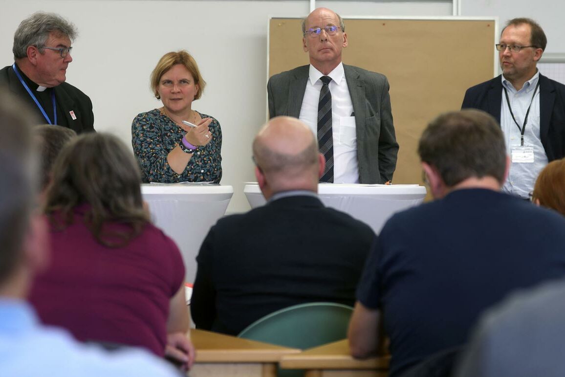 Von Links: Monsignore Georg Austen, Eberhard Tiefensee, Anne Rademacher und Moderator Guido Erbrich.