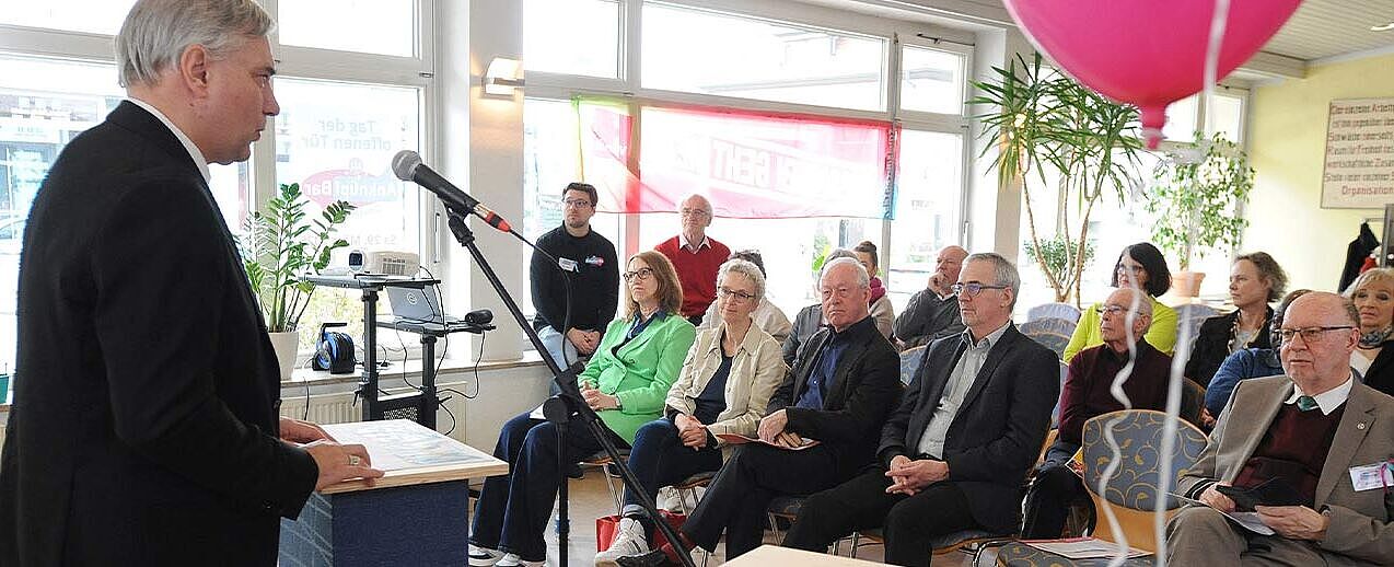 Weihbischof Matthäus Karrer bei der Eröffnung des Coworking Space. (Foto: Kath. Dekanat Böblingen)