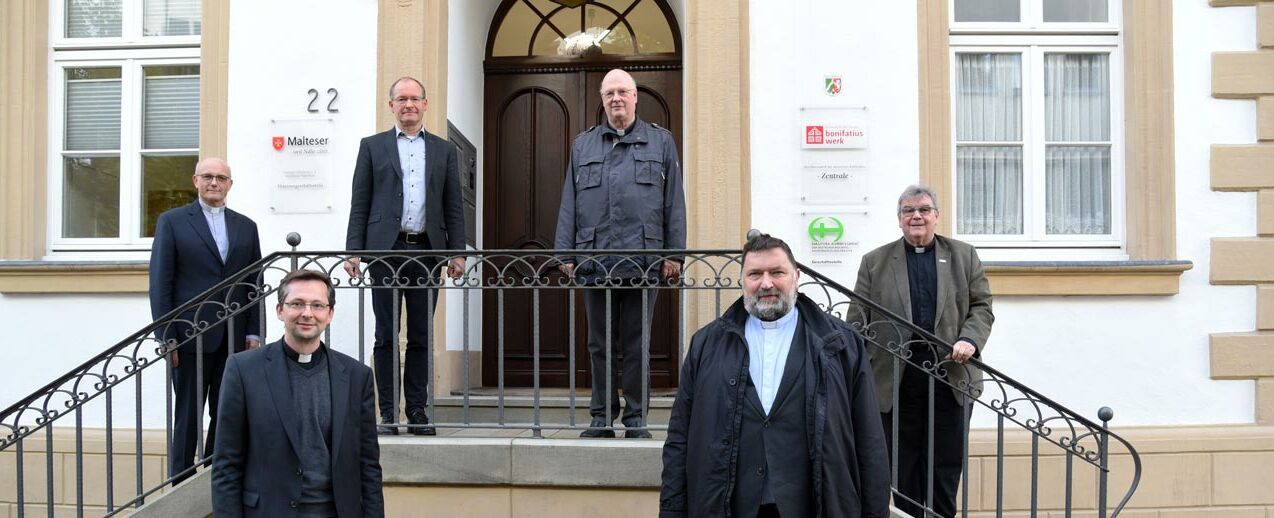 Some of the members of the allocation committee of the Diaspora Commission. From left to right: Prof. Dr. Thomas Schwartz (Renovabis), Vicar General Ulrich Beckwermert (Osnabrück), Vicar General Alfons Hardt (Archdiocese of Paderborn), Monsignore Georg Austen (Bonifatiuswerk and Diaspora Commission), from left to right in front: Ordinariate Councillor Thomas Renze (Diocese of Fulda) and PastorLudger Hojenski (Dortmund). (Foto: Theresa Meier).