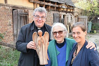 Msgr. Georg Austen überreicht der Leiterin des Achorhofes, Claudia Templin, und der Schriftführerin Dr. Gisela Kollwitz einen Engel. (Foto: Stefan Förner)