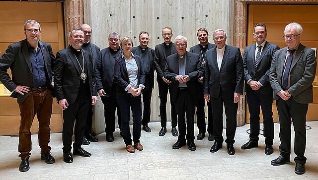Die Pastoralreise der Kommission für Ehe und Familie der Deutschen Bischofskonferenz führte die Teilnehmenden auch in die Stockholmer Hauptstadtgemeinde St:a Eugenia mit ihrem Gemeindepfarrer Pater Dominic Terstriep SJ (siebter von links). (Foto: Kristina Hellner)