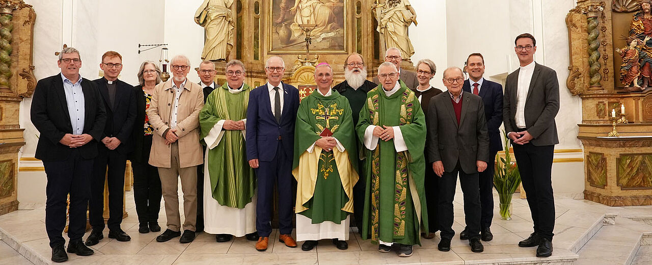 Der Bonifatiusrat mit seinem Präsidenten Manfred Müller (Mitte links) feierte in der St.-Joseph-Kirche eine Heilige Messe mit Erzbischof Stefan Heße (Mitte rechts), Bonifatiuswerk-Generalsekretär Monsignore Georg Austen (li.) und Pastor Karl Schultz (re.).  Foto: Marcus Thielking