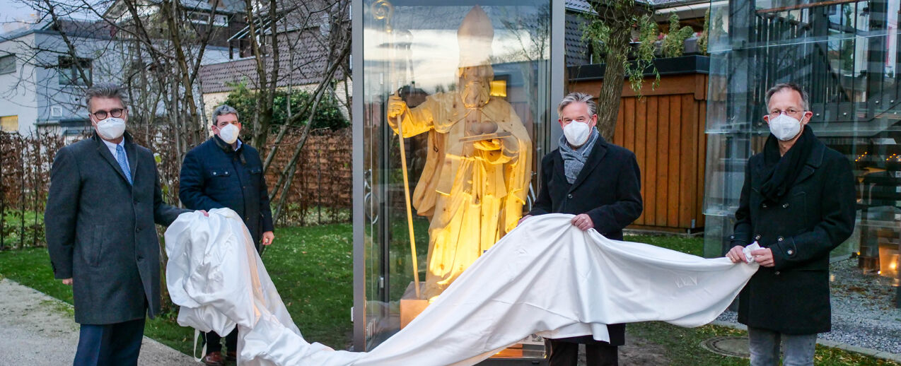 Enthüllt: Hand angelegt an das Haus vom Nikolaus haben (v. l.) Hubert Böddeker, Ingo Imenkämper, Geschäftsführer vom Bonifatiuswerk, Michael Berens und Bertold Filthaut. (Foto: Verkehrsverein Hövelhof e.V.)