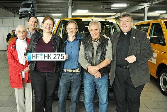 v. l.: Christa Strausberg, Bernhard Wenzel, Simone Wenzel, Hermann Körperich, Francesco Gallo, Msgr. Georg Austen, Foto Sr. Theresita M. Müller