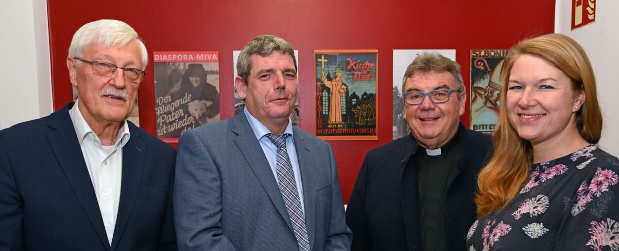 Präsident Heinz Paus (links), Monsignore Georg Austen (2. v.r.) und Katrin Sijbom von der Mitarbeitervertretung begrüßen Ingo Imenkämper als neuen Geschäftsführer des Bonifatiuswerkes. Foto: Patrick Kleibold