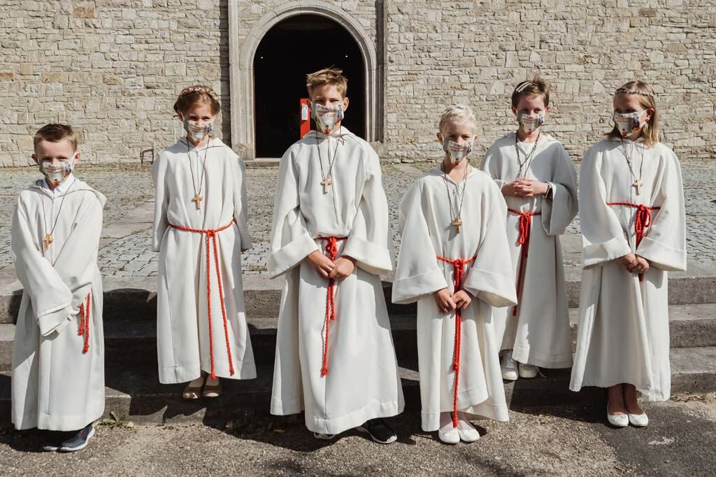 Kommunionkinder mit Motto-Masken. (Foto: Britta Leonhardt-Kuschner)