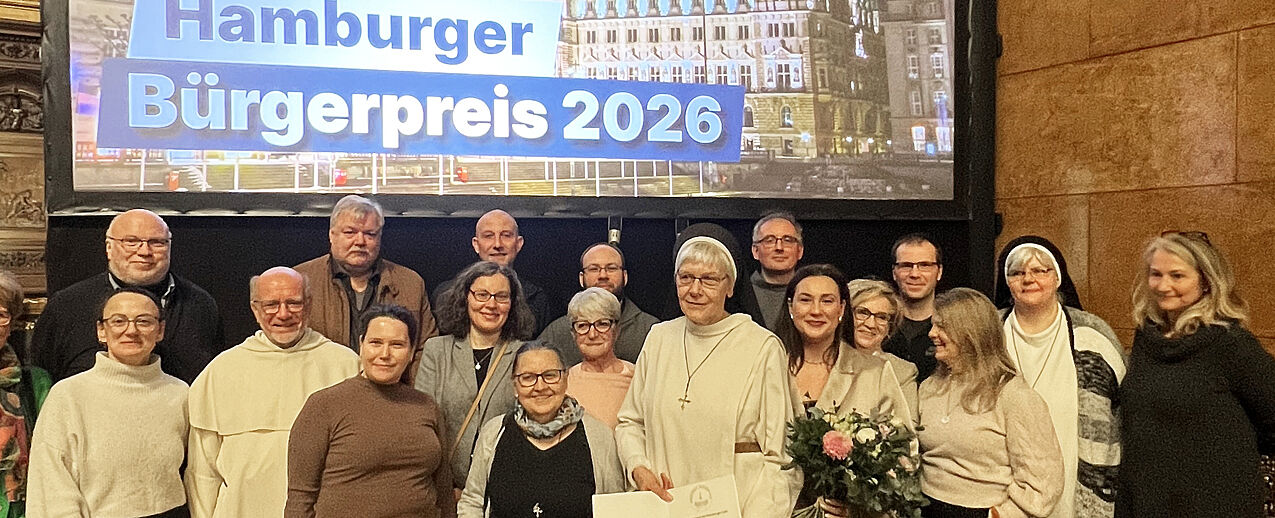 "Klaras Küche" wurde am 29. Januar im Hamburger Rathaus mit dem Hamburger Bürgerpreis ausgezeichnet. Sr. Klarissa Watermann OP (Mitte) und die Ehrenamtlichen des Projektes freuen sich über die Auszeichnung. (Foto: Pfarrei St. Franziskus Hamburg)