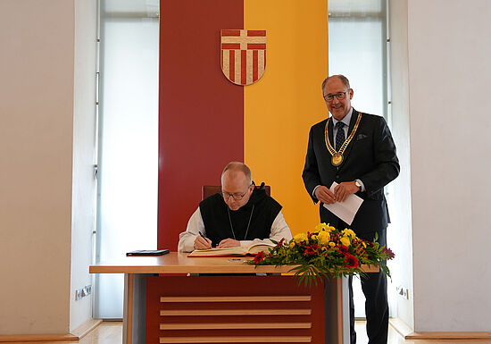 Bischof Erik Varden OSCO (Prälatur Trondheim), Vorsitzender der Nordischen Bischofskonferenz, trägt sich im Beisein von Paderborns Bürgermeister Stefan-Oliver Strate ins Goldene Buch der Stadt Paderborn ein. Foto: Markus Thielking Bischof Erik Varden OSCO (Prälatur Trondheim), Vorsitzender der Nordischen Bischofskonferenz, trägt sich im Beisein von Paderborns Bürgermeister Stefan-Oliver Strate ins Goldene Buch der Stadt Paderborn ein. Foto: Markus Thielking