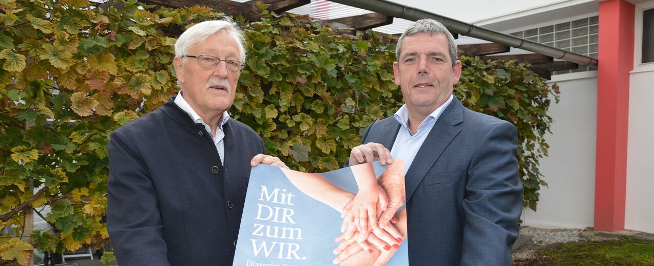 Bonifatiuswerk-Geschäftsführer Ingo Imenkämper (rechts) und Präsident Heinz Paus präsentieren das Leitmotiv zur bundesweiten Diaspora-Aktion 2022. (Foto: Bonifatiuswerk/Marius Thöne)