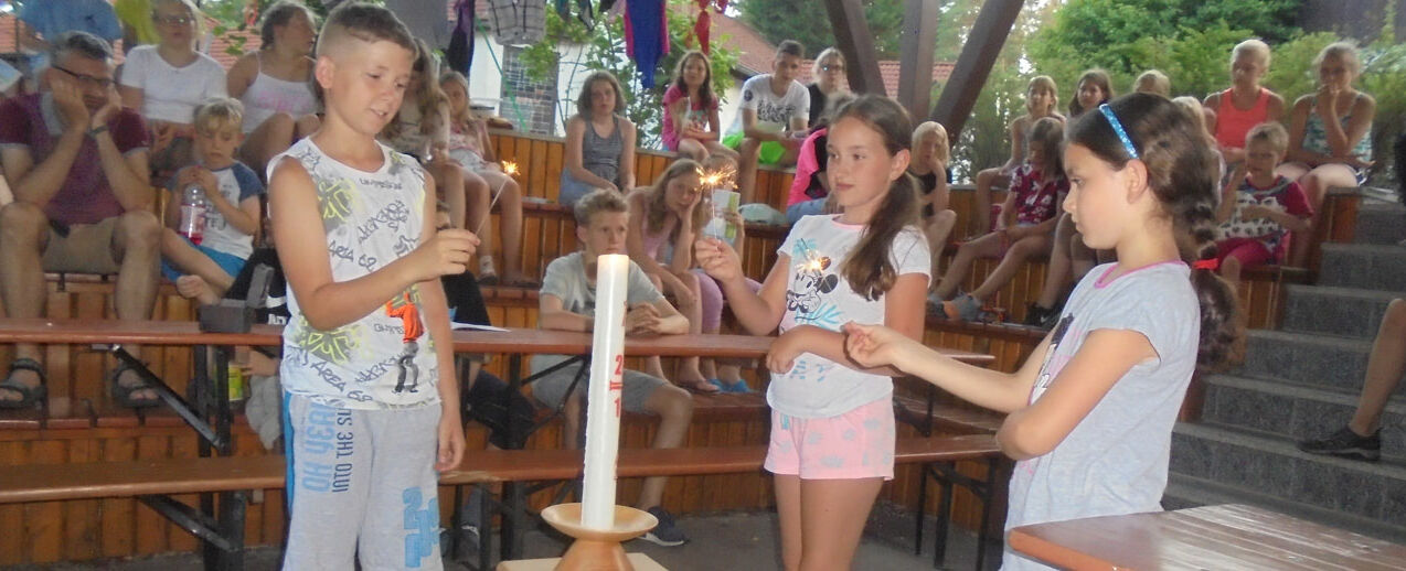 Die Kinder beim Abendgebet der RKW in Neuhausen. Jedes Kind durfte an der Osterkerze eine Wunderkerze entzünden. (Foto: Sr. M. Victoria)