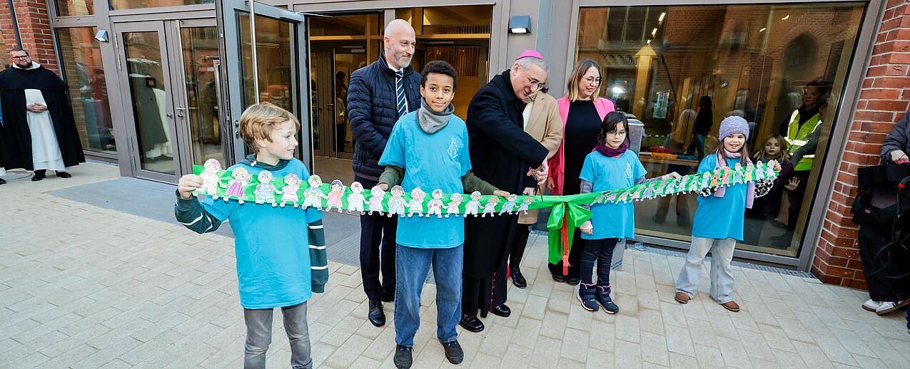 Erzbischof Dr. Stefan Heße und Dr. Christopher Haep (Leiter der Abteilung Schule und Hochschule des Erzbistums Hamburg) bei der feierlichen Einweihung des neuen Sophien-Campus in Hamburg-Barmbek. (Foto: Christof Haake)