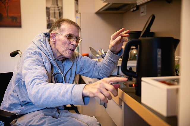 In der barrierefreien Wohnung kann Bernd Pomsel ein selbstständiges Leben führen. (Foto: Juliane Sonntag/photothek, SkF Berlin)