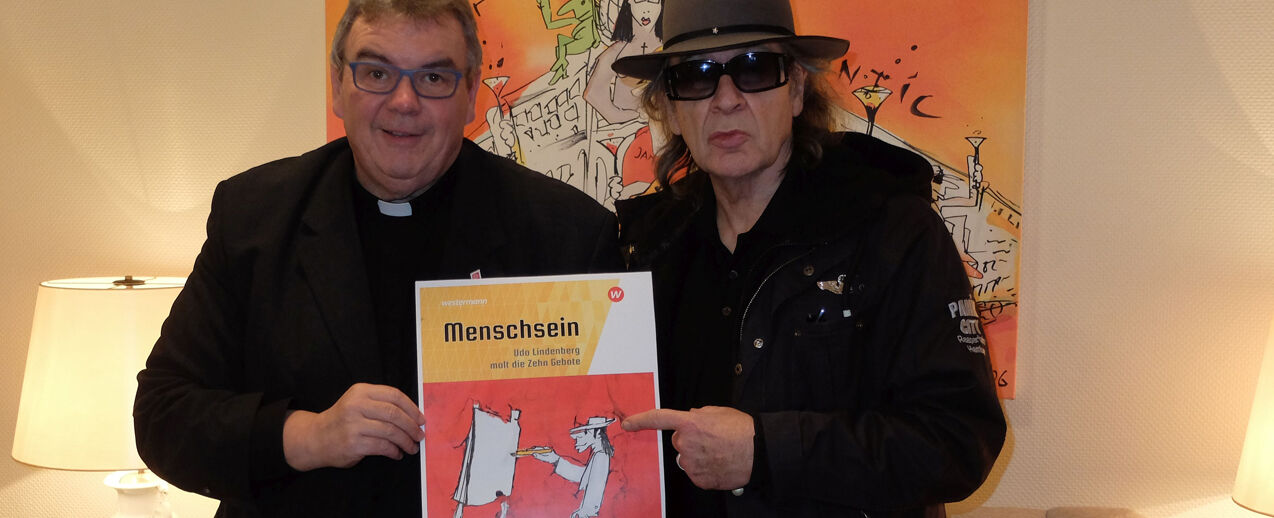 Bonifatiuswerk-Generalsekretär Msgr. Georg Austen und Udo Lindenberg präsentieren 2019 die Arbeitshilfe zu "Udos 10 Geboten" (Archivbild: privat)