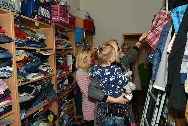 Eine Besucherin des Sonnenberger Familientreffs Wombats sucht Kleidungsstücke für ihre Tochter Lina. (Foto: Sr. Theresita M. Müller)