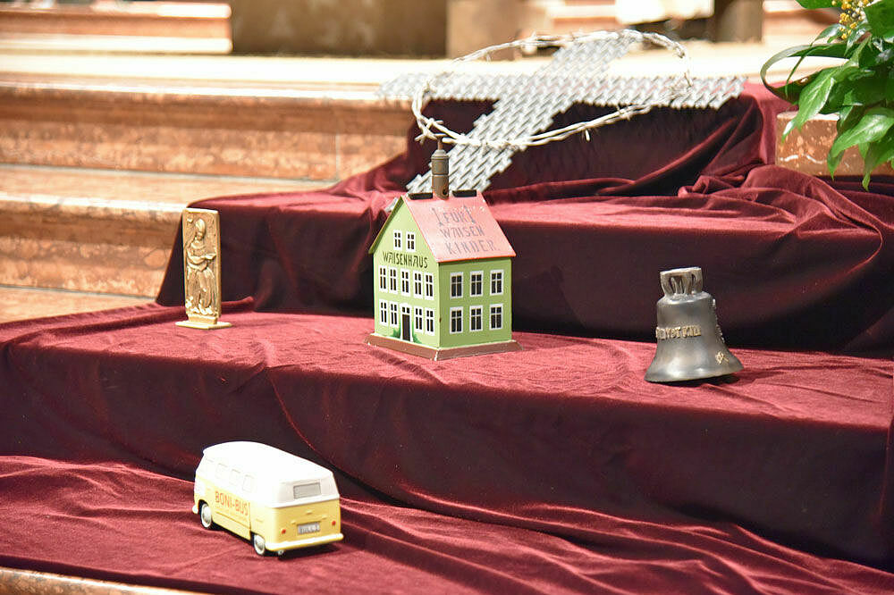 Im Rahmen der Gabenbereitung wurden symbolische Gegenstände aus 175 Jahren Bonifatiuswerk zum Altar gebracht. Foto: Simon Helmers