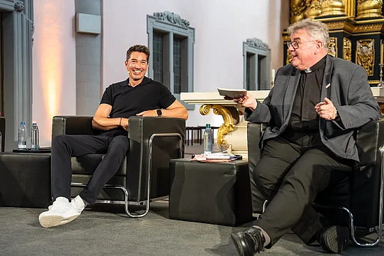 Bonifatiuswerk-Generalsekretär Monsignore Georg Austen im Gespräch mit Stefan Gödde. Foto: Hartmut Salzmann