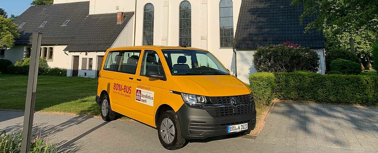 Der Boni Bus der Gemeiden vor der Pfarrkirche St. Willehad in Nordenham. (Foto: Gemeinde St. Willehad)