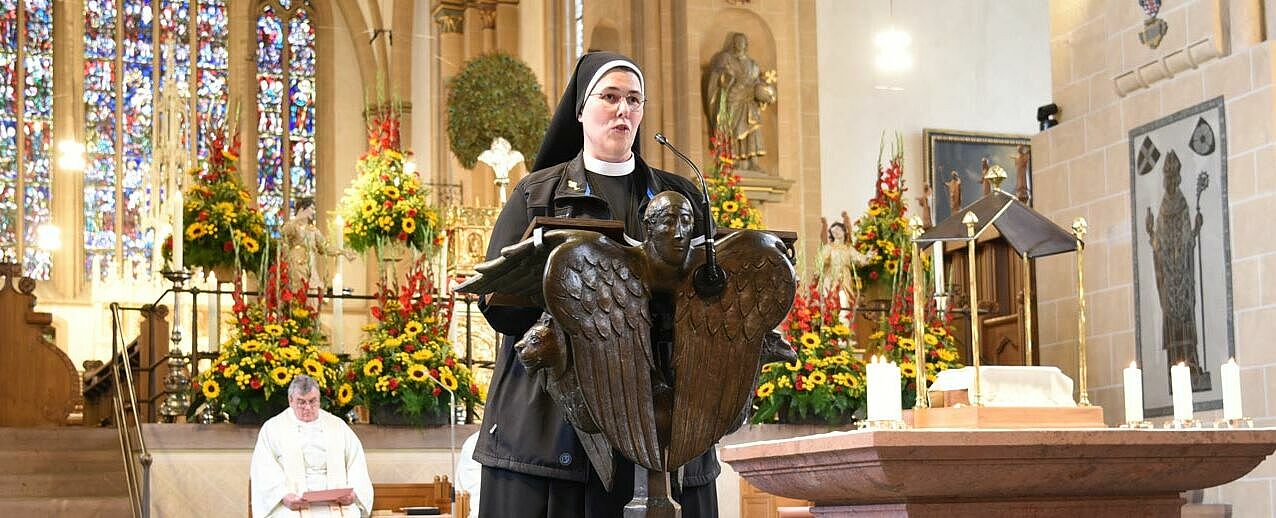 Schwester M. Deodata Weber berichtete während der Diaspora-Andacht im Hohen Dom zu Paderborn sowie beim anschließenden Spendernachmittag im Bonifatiushaus über die "RaphaelOase" in Bremen. (Foto: Simon Helmers)