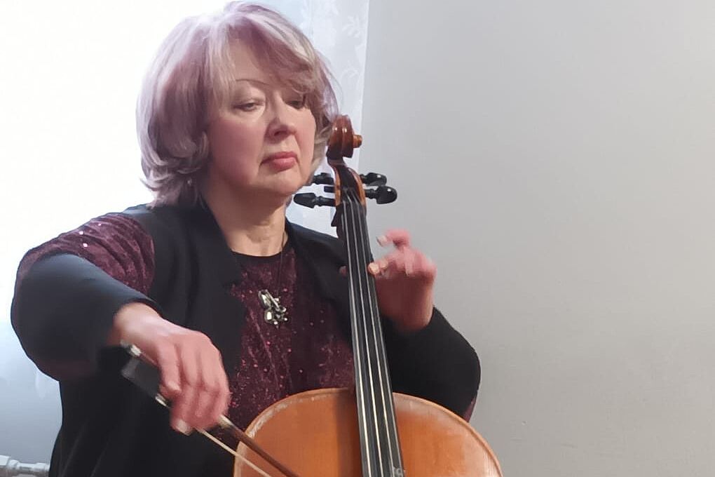 Die Bewohner des Sozialpflegezentrums "Rušona" freuen sich über die musikalische Performance der Sängerin und Cellistin Maija Kalniņa. (Foto: Janīna Kursīte)