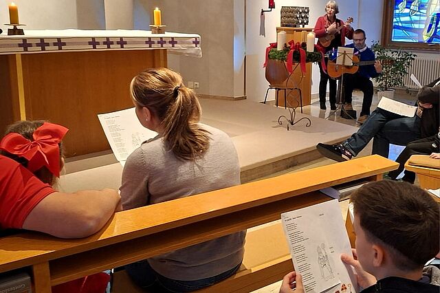 Gemeinsam mit den Eltern sangen die kleinen Patienten für den Nikolaus. (Foto: Gertrud Altmiks)