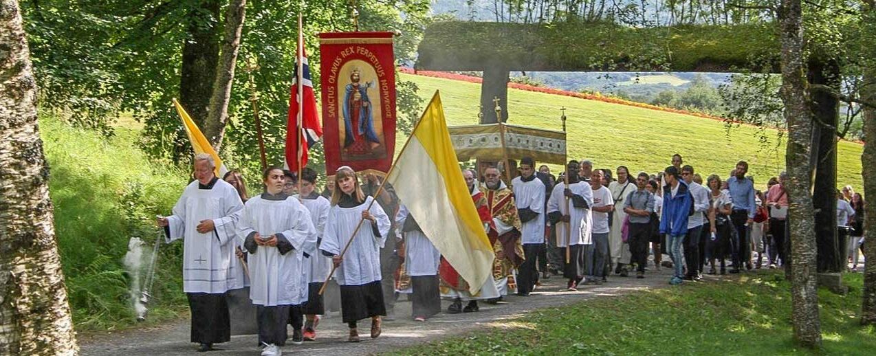 Die junge Gemeinde bei der feierlichen Prozession zu Ehren des Heiligen Olav. (Foto: Den katolske kirke i Midt-Norge) 