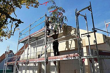 Das Gebäude der Kita in Ronnenberg ist mittlerweile deutlich zu erkennen, denn mit der Errichtung des Dachstuhls ist ein weiterer großer Schritt getan. Foto: Dirk Kroll