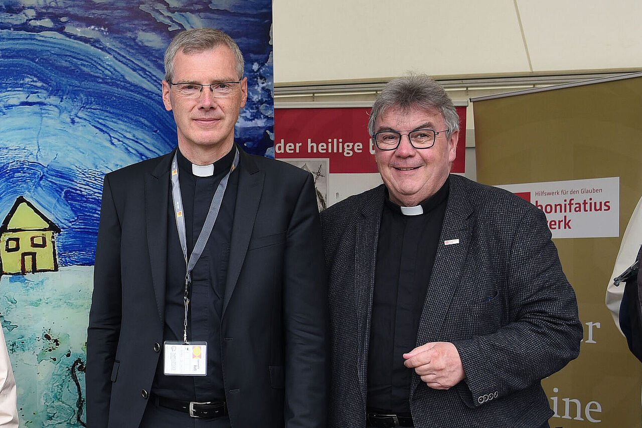 Wilmer und Austen Monsignore Georg Austen (rechts) mit Bischof Dr. Heiner Wilmer (Foto: Simon Helmers)