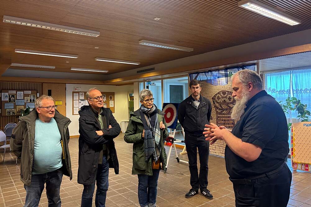 Die Spendergruppe im Austausch mit Pfarrer Mikolaj Kecik (St John Paul II in Keflavik). Foto: Monsignore Georg Austen