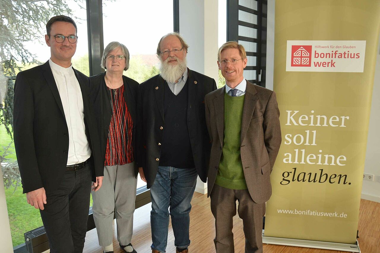 Die neu- und wiedergewählten Mitglieder des Bonifatiusrates (von links) Markus Kurzweil, Dr. Annegret Beck, Michael Hänsch und Nicolaus Graf Droste zu Vischering. (Foto: Marius Thöne)