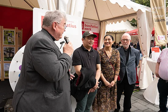 Bonifatiuswerk-Generalsekretär Msgr. Georg Austen mit Gästen aus der Diaspora (Kopenhagen/Grönland). Foto: Hartmut Salzmann