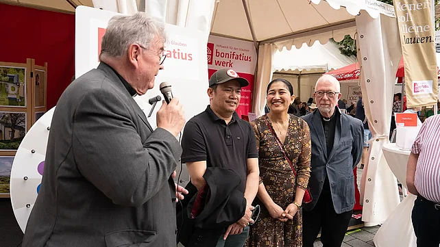 Im Austausch zur Situation der katholischen Minderheit in Grönland: Bonifatiuswerk-Generalsekretär Monsignore Georg Austen, Nicador G. Diaz, Lara May C. Diaz (beide aus Nuuk/Grönland) und Generalvikar Niels Engelbrecht (Kopenhagen, v.l.). Foto: Hartmut Salzmann