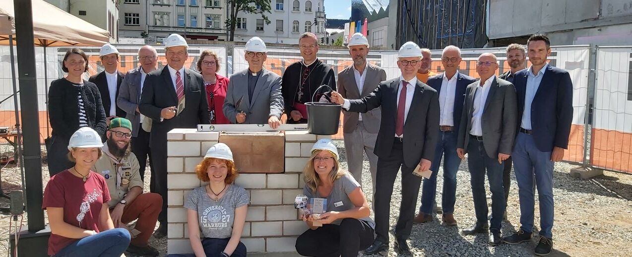 Zur Grundsteinlegung kamen neben dem Bischof von Fulda, Dr. Michael Gerber (siebter von links), auch Vertreter der Institutionen, Gemeinden und Verbände, die in Zukunft das sogenannte "Ka.RE." nutzen werden. (Foto: Claudia Plociennik)