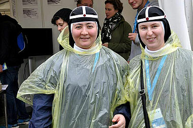 Die Birgittinnen aus Bremen lassen sich die Laune durch das Wetter nicht vermiesen.