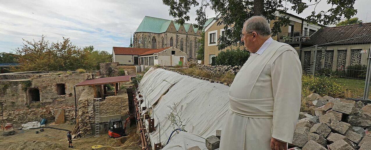 Pater Clemens Doelken auf der Baustelle der "Ökumenischen Höfe" während der Bauphase. (Foto: Markus Nowak)