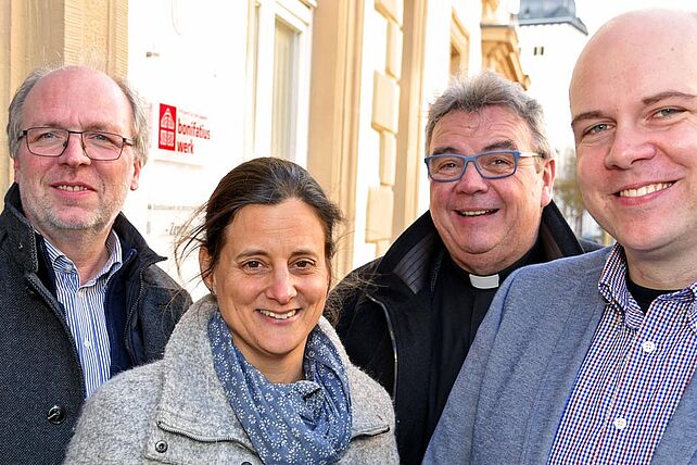 Prof. Dr. Arndt Büssing (v.l.) Prof. Dr. Katharina Karl, Monsignore Georg Austen und Simon Rüffin diskutierten im Bonifatiushaus erste Ergebnisse der vom Bonifatiuswerk initierten Evaluation zu den religiösen Kinderwochen. (Foto: Patrick Kleibold)