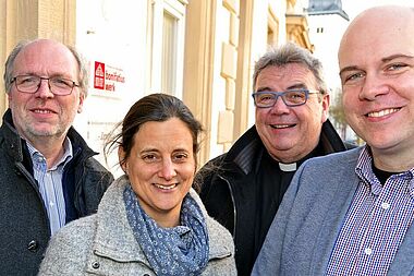 Prof. Dr. Arndt Büssing (v.l.) Prof. Dr. Katharina Karl, Monsignore Georg Austen und Simon Rüffin diskutierten im Bonifatiushaus erste Ergebnisse der vom Bonifatiuswerk initierten Evaluation zu den religiösen Kinderwochen. (Foto: Patrick Kleibold)