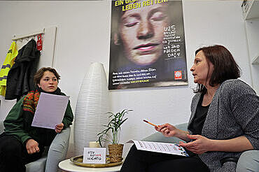 Christina Obermüller (r.) leitete das Berliner [U25]-Projekt, hier im Gespräch mit der Ehrenamtlichen Paula. (Foto: Markus Nowak)