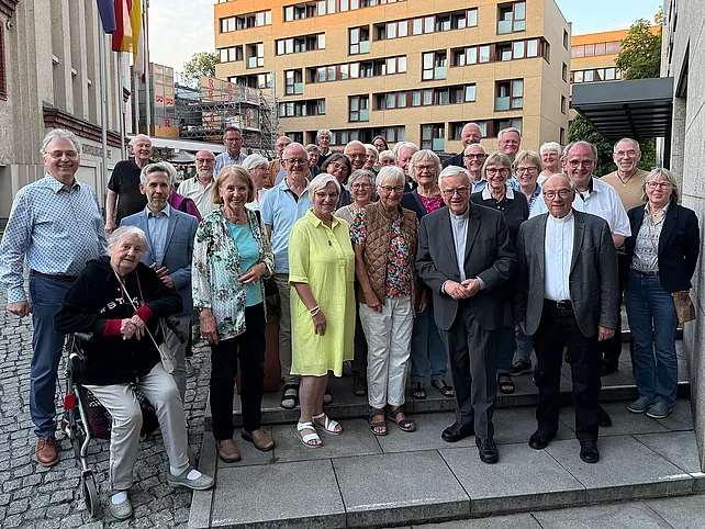 Die Mitglieder des Diözesan-Bonifatiuswerkes Paderborn gemeinsam mit Erzbischof Koch aus Berlin (1. Reihe 2. v. r.). (Foto: Matthias Micheel)