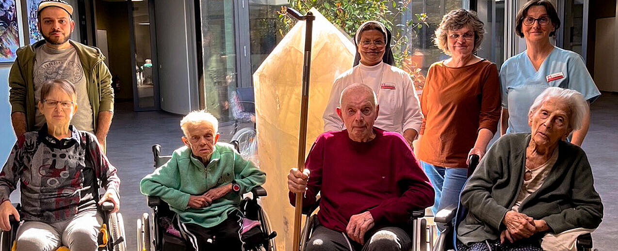 Gäste und Mitarbeitende des Mutter-Teresa-Caritashospizes in Heilbad Heiligenstadt mit dem Pilgerstab der Hoffnung (Foto: Caritas Bistum Erfurt / B. Hünermund) 