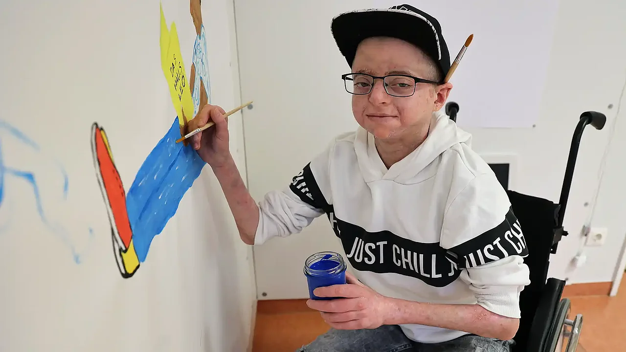 Der schwerkranke Luca bei der Gestaltung der Wände im Kinderhospiz-Zentrum Leo in Berlin. (Foto: M. Nowak)