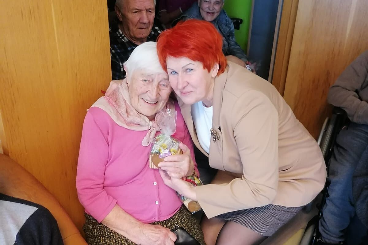 Janīna Kursīte schenkt einer Bewohnerin Süßigkeiten. (Foto: privat)