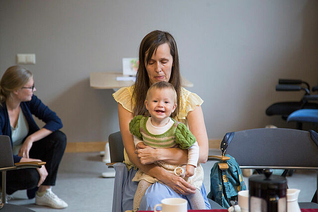 Arina Bruvere mit einem der drei Geschwister ihres Sohns Dominiks Janis. (Foto: Arina Solntzeff)