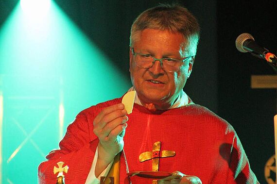 Msgr. Prof. Dr. Müller feiert mit 300 Menschen das Hochamt zu Pfingsten im Ulstersaal. (Foto: Poiema e.V.) 