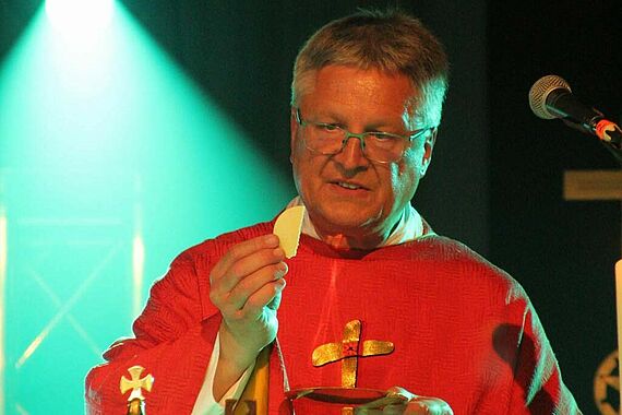 Msgr. Prof. Dr. Müller feiert mit 300 Menschen das Hochamt zu Pfingsten im Ulstersaal. (Foto: Poiema e.V.) 