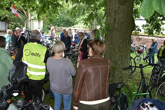 Radsegnung durch Weihbischof Rolf Steinhäuser. (Foto: H. Schützendorf)