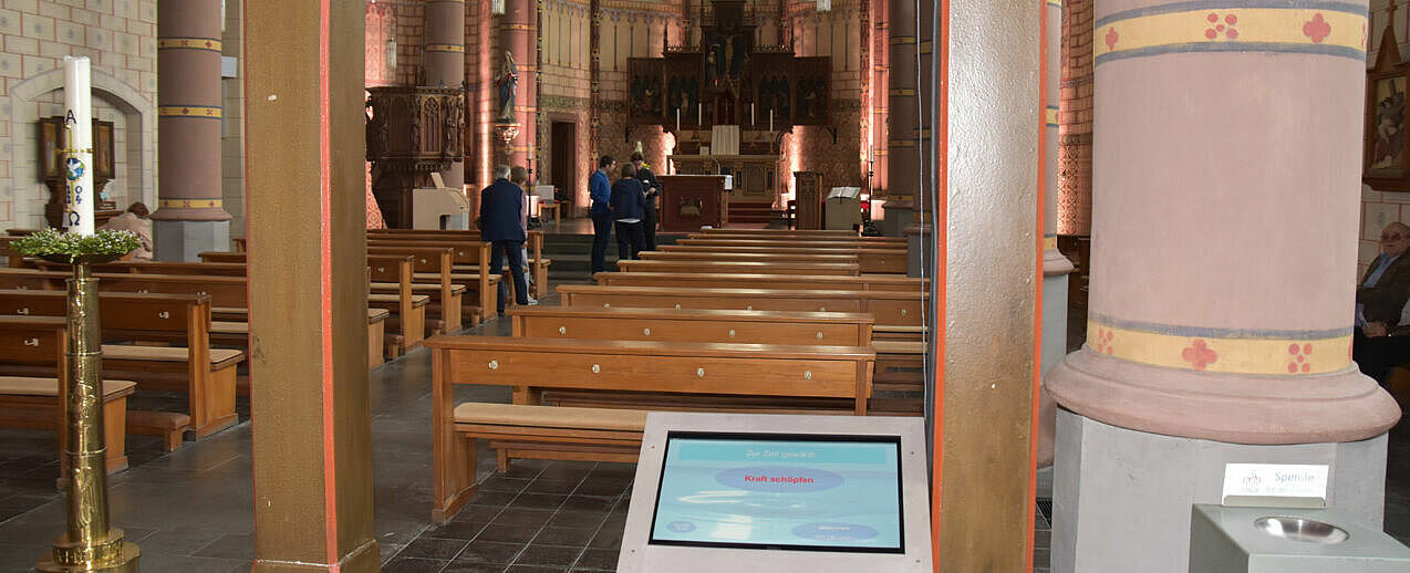 Das interaktive Touch-Terminal im Eingangsbereich der Radwege- und Wanderkirche in Köln-Porz ist mit einem Licht- und Audiosystem im Kirchenraum verbunden. (Foto: S. Besuglow)