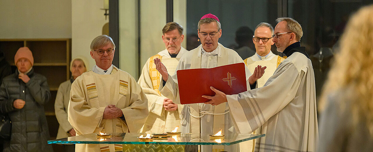 Bischof Heiner Wilmer (Bistum Hildesheim) während der Weihe des Altars im neuen Kirchenraum der Heilig-Geist-Kirche in Sarstedt. (Foto: Pottast)