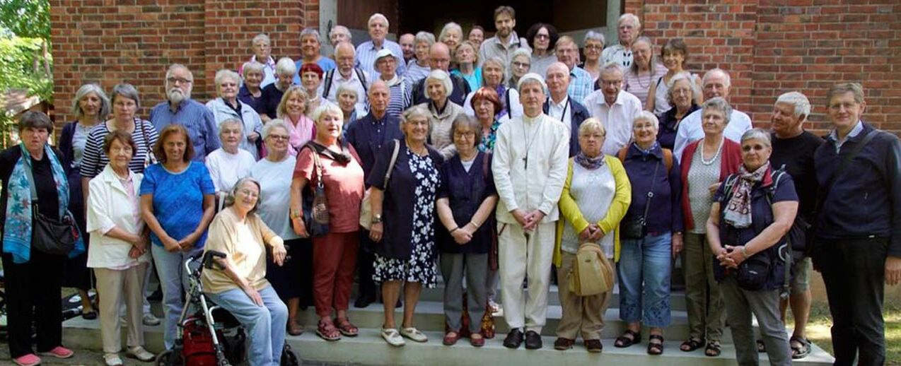 Gruppenfoto der Diasporafahrtteilnehmer mit Pater Jürgen. (Foto: Hubertus Konitz)