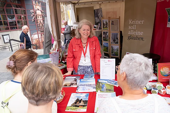 Petra Ernst-Gutierrez (Bereichsleitung Fundraising) am Infostand des Bonifatiuswerkes. Foto: Hartmut Salzmann